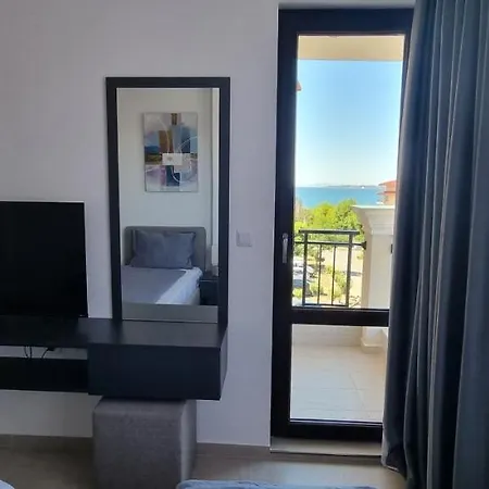 Balcony Bliss: The Black Sea Pearl Apartman *