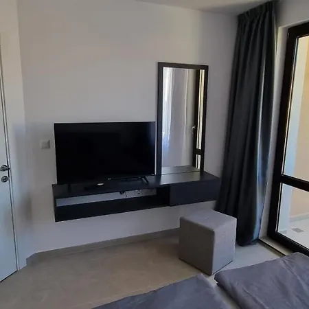 Balcony Bliss: The Black Sea Pearl Apartman *