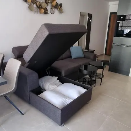 Balcony Bliss: The Black Sea Pearl アパート