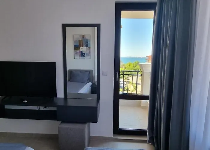 Balcony Bliss: The Black Sea Pearl 아파트 *