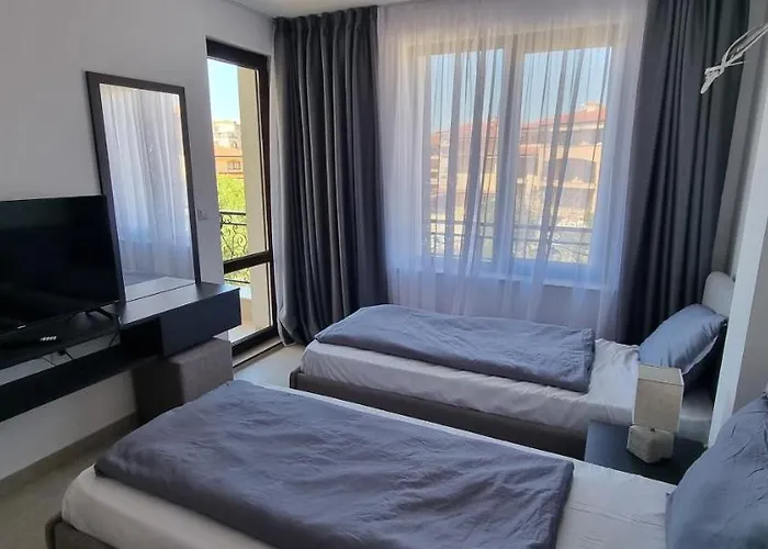 Balcony Bliss: The Black Sea Pearl 아파트