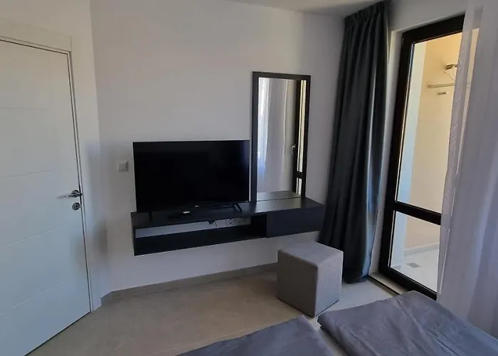 Balcony Bliss: The Black Sea Pearl 아파트 *